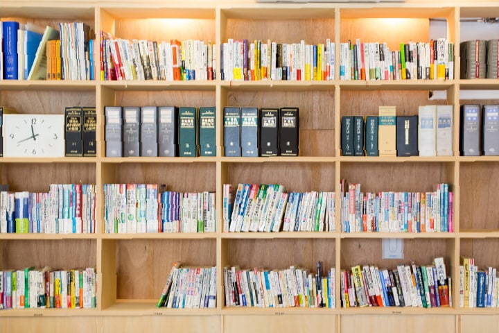 本がたくさん並べられている書棚